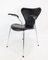 Sedia nr. 3207 della serie Seven con pelle nera di Arne Jacobsen per Fritz Hansen, inizio XXI secolo, Immagine 1