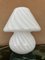 Lámpara de mesa en forma de hongo en forma de espiral grande de cristal de Murano blanco, años 70, Imagen 1