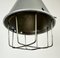 Lampada industriale grigia con gabbia in alluminio, anni '70, Immagine 5