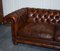 Englisches Chesterfield Club Sofa aus handgefärbtem Whiskybraunem Leder 4