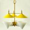 Lámpara de araña italiana de tres brazos de metal amarillo con conos de vidrio opalino, años 50, Imagen 17