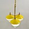 Lámpara de araña italiana de tres brazos de metal amarillo con conos de vidrio opalino, años 50, Imagen 5