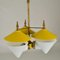 Lámpara de araña italiana de tres brazos de metal amarillo con conos de vidrio opalino, años 50, Imagen 15