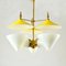Lámpara de araña italiana de tres brazos de metal amarillo con conos de vidrio opalino, años 50, Imagen 18