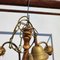 Lámpara colgante vintage con tres brazos de metal y madera, Imagen 4