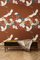 Flowers and Storks Wandverkleidung aus braunem Stoff von Chiara Mennini für Midsummer-Milano 2