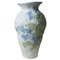 Blaue Vase mit Blumenstickerei von Caroline Harrisus 1
