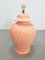 Lámpara de mesa estilo Regency de cerámica rosa de Kostka, Francia, años 80, Imagen 1