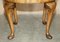Tavolino da caffè in legno di noce intagliato a mano con gambe cabriole, Immagine 5