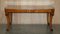 Mesa de comedor y sillas Art Déco vintage de nogal ornamentado tallado. Juego de 7, Imagen 3
