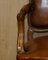 Butacas francesas Luis XV de nogal teñido a mano de cuero marrón. Juego de 2, Imagen 7