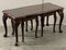 Nido de tres mesas vintage de madera tallada, Imagen 2