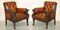 Conjunto de sillón Chesterfield de cuero marrón tallado a mano, década de 1880. Juego de 4, Imagen 13