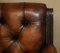 Conjunto de sillón Chesterfield de cuero marrón tallado a mano, década de 1880. Juego de 4, Imagen 6
