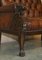 Conjunto de sillón Chesterfield de cuero marrón tallado a mano, década de 1880. Juego de 4, Imagen 9