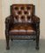 Conjunto de sillón Chesterfield de cuero marrón tallado a mano, década de 1880. Juego de 4, Imagen 15