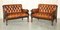 Conjunto de sillón Chesterfield de cuero marrón tallado a mano, década de 1880. Juego de 4, Imagen 2