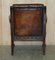 Conjunto de sillón Chesterfield de cuero marrón tallado a mano, década de 1880. Juego de 4, Imagen 20