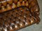 Antikes viktorianisches Chesterfield Sofa aus geschnitztem Nussholz & braunem Leder 16