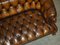 Sofá Chesterfield victoriano antiguo de nogal tallado y cuero marrón, Imagen 16