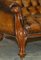 Divano Chesterfield antico vittoriano in legno di noce intagliato e pelle marrone, Immagine 9