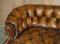 Antikes viktorianisches Chesterfield Sofa aus geschnitztem Nussholz & braunem Leder 7