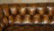 Sofá Chesterfield victoriano antiguo de nogal tallado y cuero marrón, Imagen 5