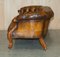 Sofá Chesterfield victoriano antiguo de nogal tallado y cuero marrón, Imagen 19