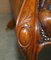 Sofá Chesterfield victoriano antiguo de nogal tallado y cuero marrón, Imagen 11