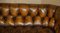 Sofá Chesterfield victoriano antiguo de nogal tallado y cuero marrón, Imagen 6