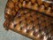 Sofá Chesterfield victoriano antiguo de nogal tallado y cuero marrón, Imagen 14