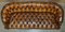 Sofá Chesterfield victoriano antiguo de nogal tallado y cuero marrón, Imagen 13