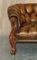 Sofá Chesterfield victoriano antiguo de nogal tallado y cuero marrón, Imagen 3