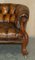 Sofá Chesterfield victoriano antiguo de nogal tallado y cuero marrón, Imagen 4
