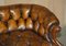 Divano Chesterfield antico vittoriano in legno di noce intagliato e pelle marrone, Immagine 8