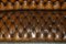 Divano Chesterfield antico vittoriano in legno di noce intagliato e pelle marrone, Immagine 15
