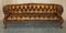 Sofá Chesterfield victoriano antiguo de nogal tallado y cuero marrón, Imagen 2