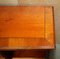 Vintage Burr Yew Wood Dwarf offenes Bücherregal oder Sideboard mit großen Schubladen 14