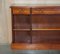 Vintage Burr Yew Wood Dwarf offenes Bücherregal oder Sideboard mit großen Schubladen 4