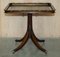 Tavolino da centro antico in legno duro intagliato e pelle verde, Immagine 3