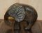 Figuras de elefante vintage talladas a mano. Juego de 2, Imagen 20
