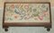 Reposapiés eduardiano antiguo de nogal con tapicería bordada, 1900, Imagen 9