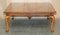 Mesa de centro larga de nogal con rebabas con patas cabrio al estilo de Thomas Chippendale, Imagen 17