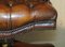 Antiker Chesterfield Captain Armlehnstuhl aus braunem Zigarrenleder mit Messingrollen 11