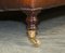Sofá grande con brazos en forma de desplazamiento de cuero marrón de George Smith para Howard & Sons, Imagen 7