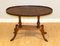 Tavolino da caffè antico Regency ovale in legno di tasso con bordo in crosta su piedi a sciabola, Immagine 7