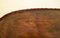 Antiker Regency Ovaler Eibenholz Pie Crust Edge Couchtisch auf Säbelfüßen 6