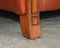 Sofá Club modernista vintage de cuero marrón con estructura de madera tallada, Imagen 9
