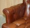 Divano Chesterfield a due posti in legno di castagno e pelle marrone, Immagine 8