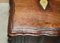 Baúl o cajonera vintage de madera tallada a mano con accesorios de latón adornados, Imagen 11